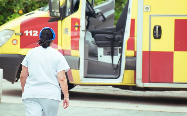 Enfermera se acerca a una ambulancia