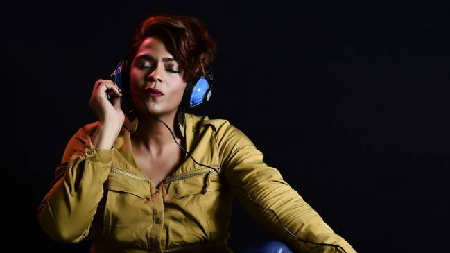 mujer con cascos oyendo música