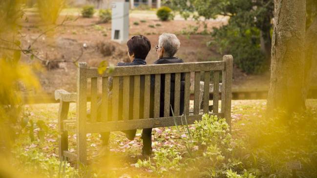 dos generaciones en un banco