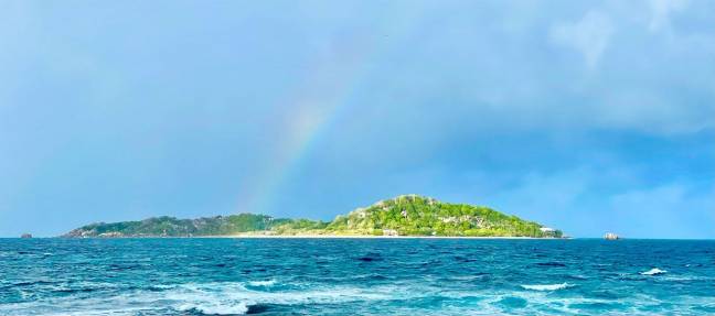 La isla Cousin, Seychelles, vista desde el mar