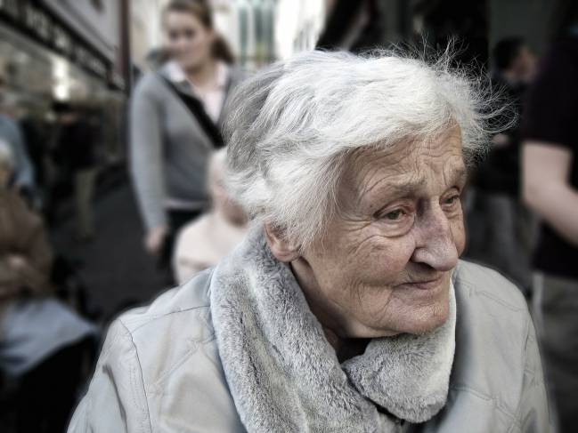 mujer mayor por la calle