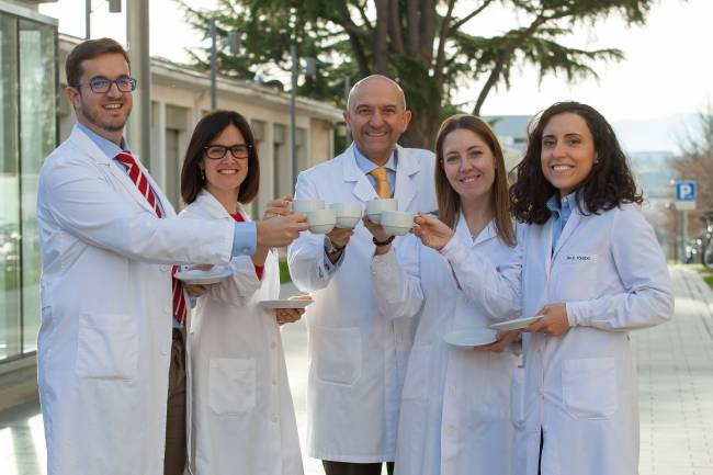 investigadores con tazas de café