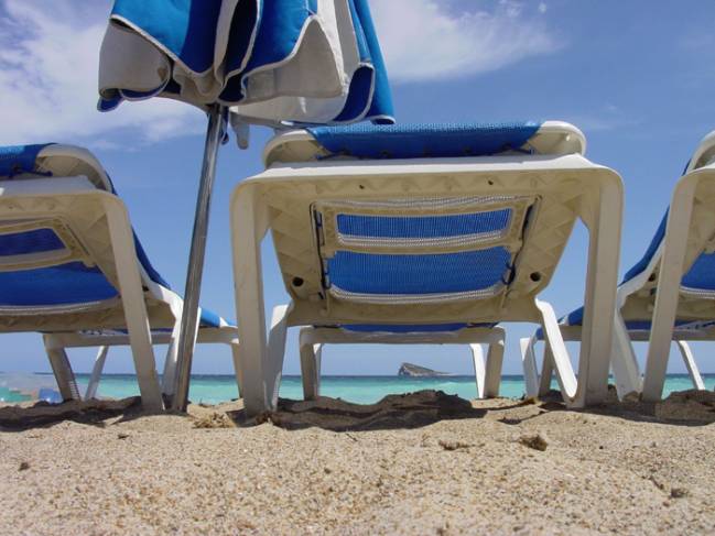 Fotografía de una tumbona en la playa. Imagen: Benidorm.