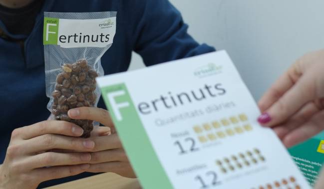 hombre con una bolsa de frutos secos