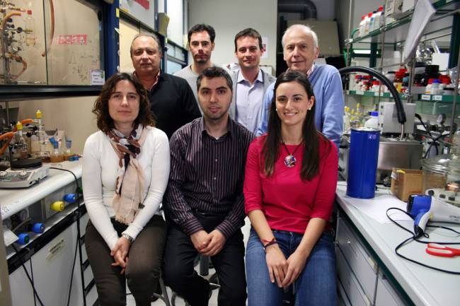 Ernesto Carmona (primero de la derecha)junto a su grupo de investigación en cicCartuja
