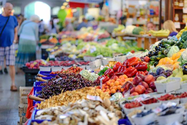 Mercado con productos frescos