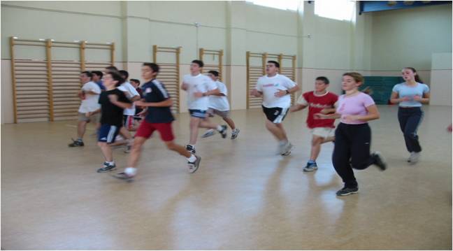 Un grupo de jóvenes realizando el 'test de ida y vuelta' en un instituto.