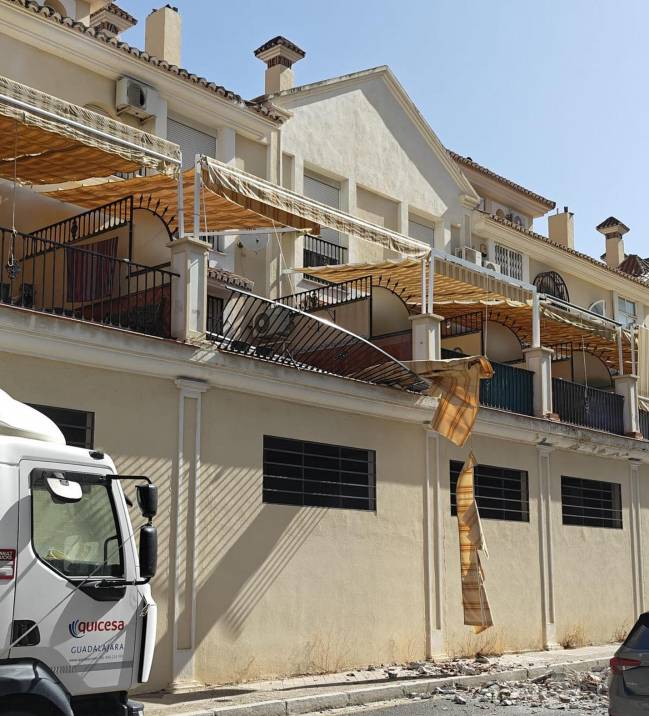 Daños en una vivienda situada en la calle Torre de Comares de Granada tras el terremoto de magnitud 4,8 y con epicentro en la localidad granadina de Gójar