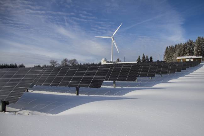 Instalación de energía eólica y solar.