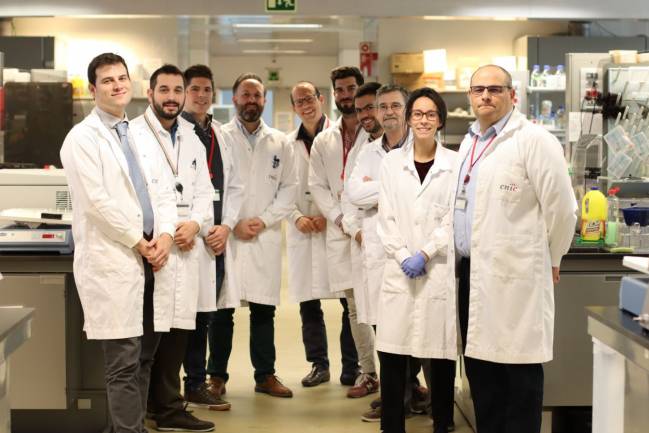 los autores de la investigación en el laboratorio
