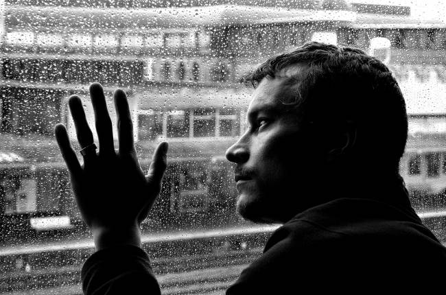 hombre mirando por la ventana