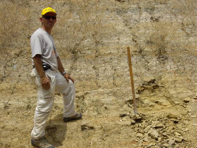 Investigadores de la Universidad de Málaga realizan una prospección estratigráfica en La Hoya.