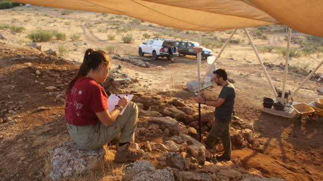 Investigadores realizan trabajos de documentación en la muralla de Villavieja (Granada)