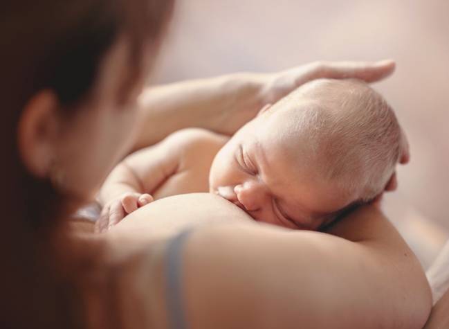 madre alimentando a su bebé con leche materna