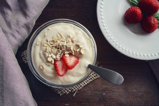 yogur con fresas y cereales