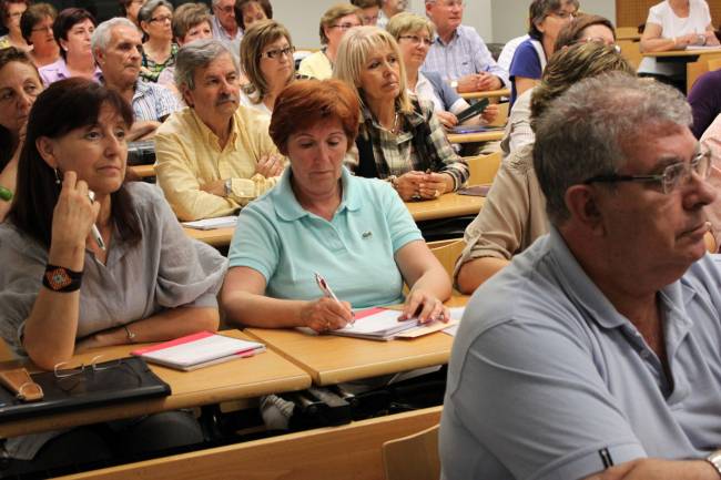 Alumnos asistiendo a una clase de la Universidad de mayores de la UJI