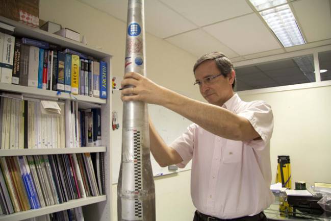 El investigador, Climent Molins, del Departamento de Ingeniería Civil y Ambiental de la UPC, con el prototipo de estructura flotante para aerogeneradores marinos