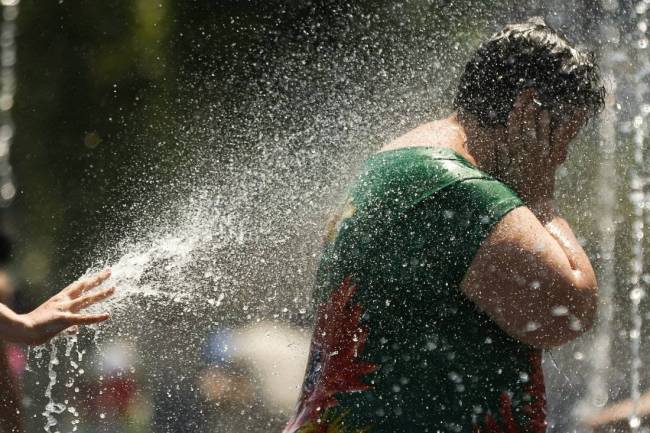 Mujer se refresca por el calor