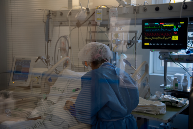 Paciente de covid y personal sanitario en el Hospital Clínic