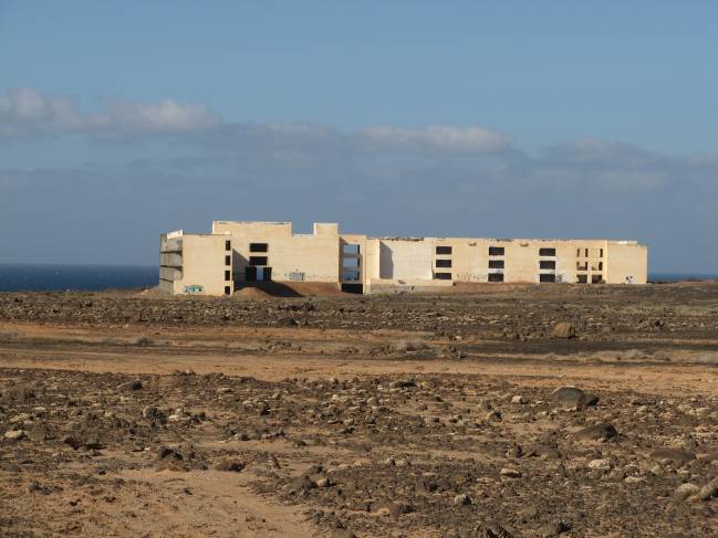 Panorámica de uno de los hoteles abandonados en plena const rucción en la costa canaria