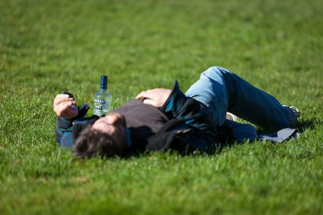 hombre bebiendo en un parque