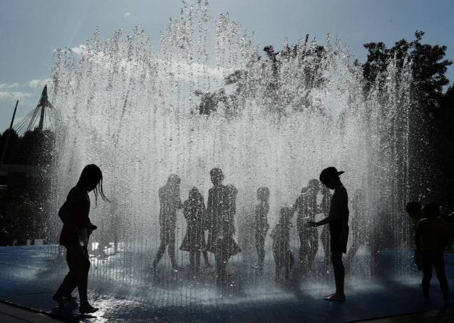 Imagen de personas refrescándose durante una ola de calor.
