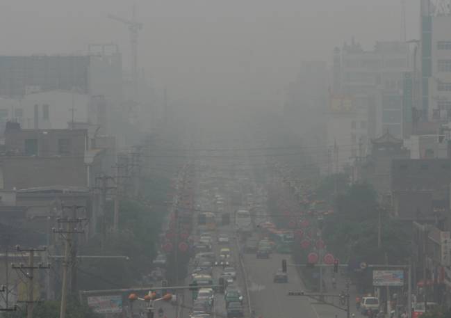 Vista de una de las calles principales de Linfen (China), que ha sido nombrada por algunas organizaciones como la ciudad más contaminada del mundo. / Sheila