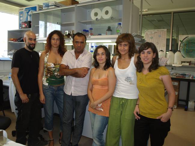 Equipo del Laboratorio 9 del Centro del Cáncer formado por, de izquierda a derecha, Francisco Collantes, Elena Llano, Alberto Martín Pendás, Cristina Gutiérrez, Yurema Herranz y Carmen Herrero.