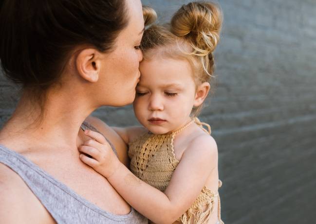 madre e hija abrazándose