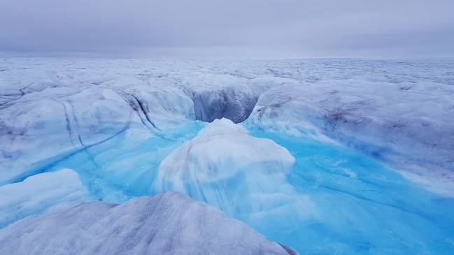 Agua fluyendo hacia una grieta y bajando al lecho del glaciar Store, en Groenlandia