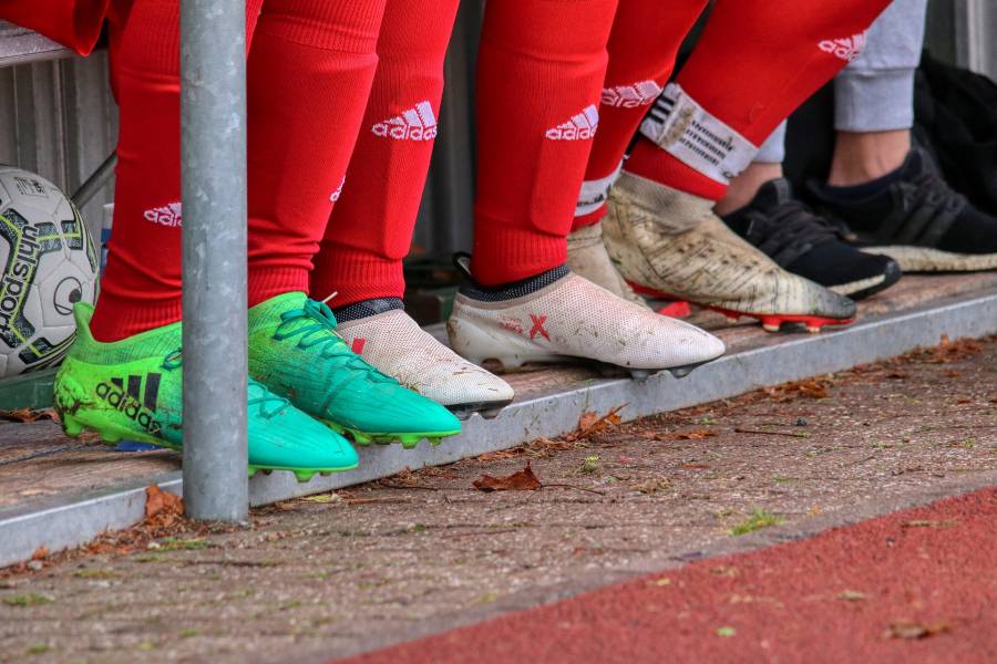 Jóvenes futbolistas en el banquillo