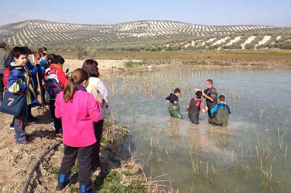 Uno de los investigadores, durante una visita guiada a la laguna de Garcíez (Torredelcampo, Jaén). 