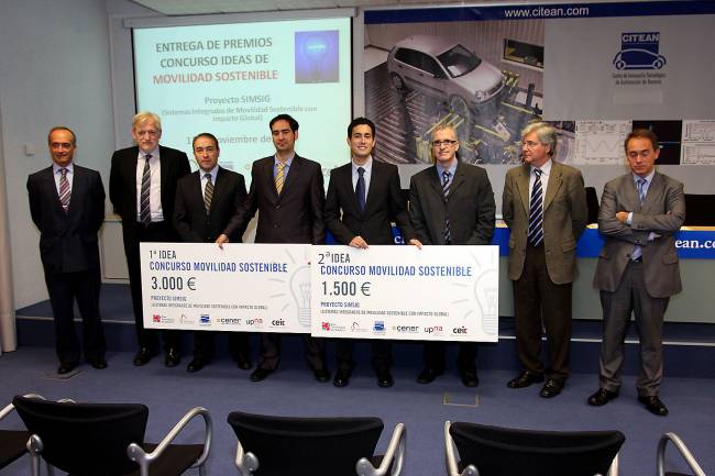 foto de los ganadores e integrantes de la mesa de movilidad sostenible