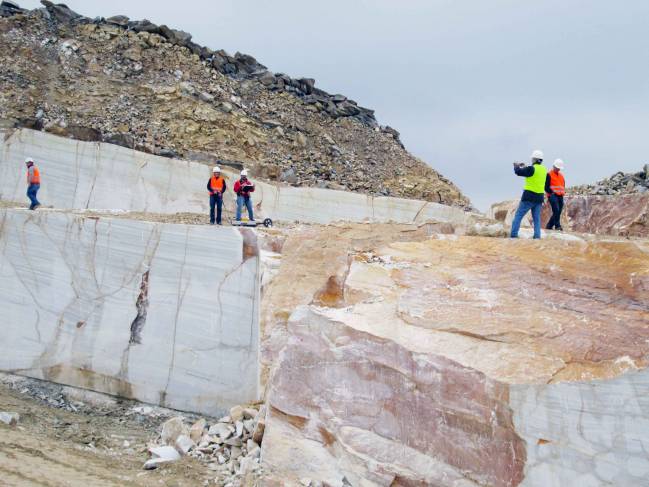 Investigadores probando el georadar en una cantera de mármol de Macael (Almería) / Fundación Descubre