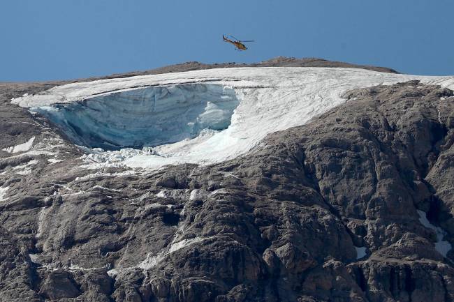 Un helicóptero sobrevuela el glaciar de la Marmolad