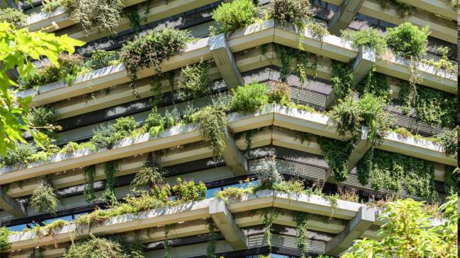 un edificio con plantas en los balcones