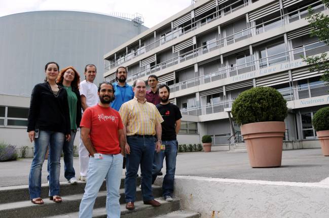 Científicos del ICMA en Grenoble a la entrada del ILL.