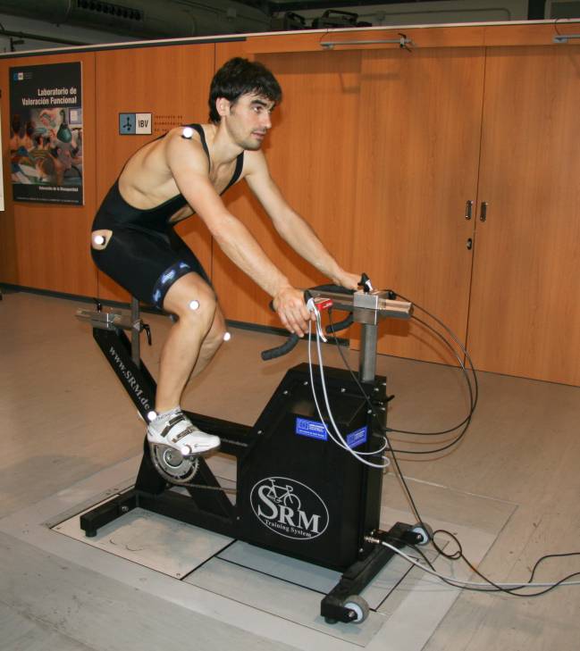 Valoración biomecánica de Julián Sanz sobre un cicloergómetro en el IBV