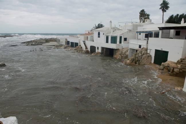 El agua llegando hasta unas casas en Menorca