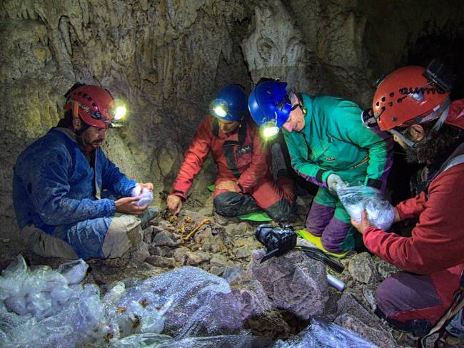 Espeleólogos recuperando los restos del lince en la Sima Topinoria