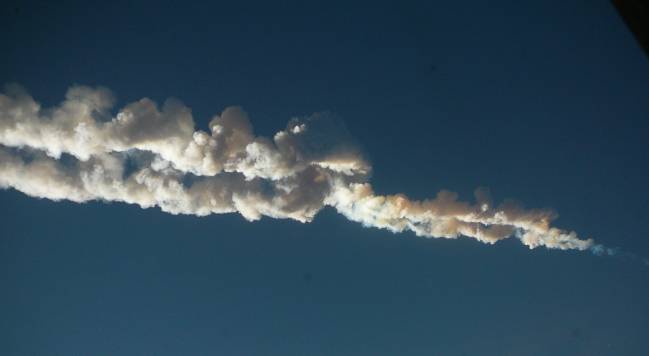 El meteoro cruzando los cielos de la ciudad rusa de Chelyabinsk. / Wikipedia