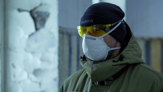 Hombre con mascarilla