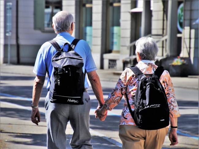 dos personas mayores paseando por la calle