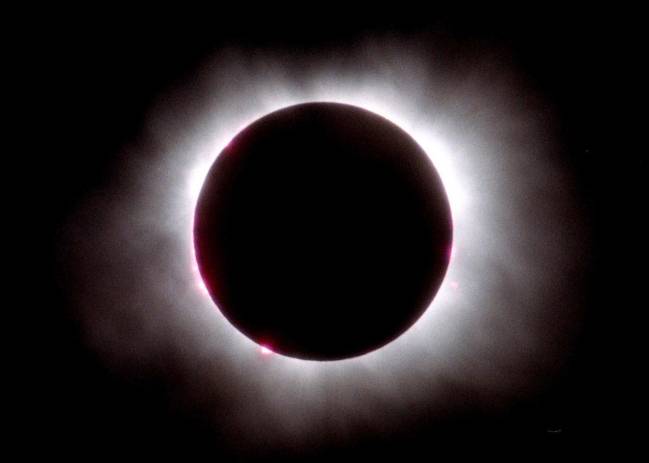 La corona solar vista en el cielo de Bucarest