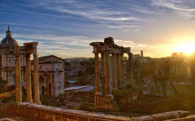 El foro romano bajo la luz del atardecer