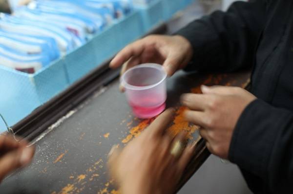 Un vaso de metadona en un centro de tratamiento en Indonesia. / DFAT.