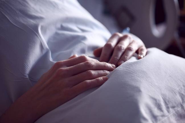 mujer en una cama de hospital