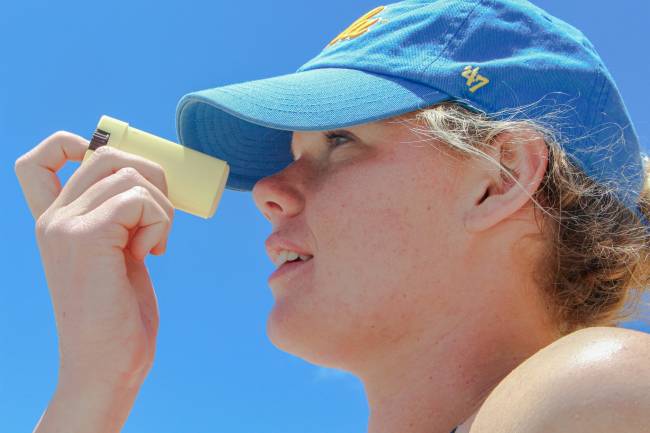 mujer con crema solar