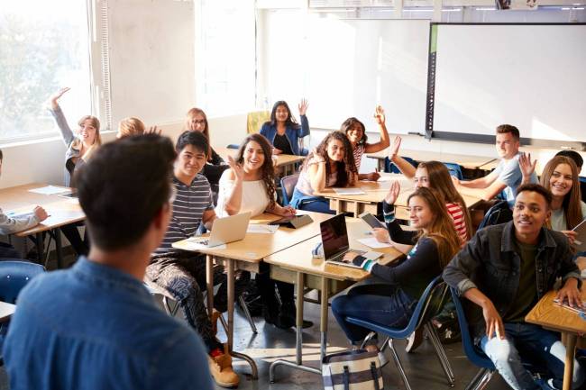 Una clase con alumnos adolescentes