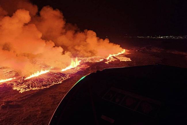 Fotografía cedida por Defensa Civil de Islandia donde se observa la erupción volcánica a unos 4 km al norte de Grindavík (Islandia)